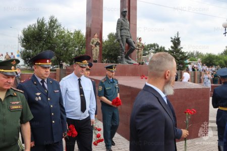 Исполняющий обязанности начальника Главного управления принял участие в торжественном возложении цветов ко Дню ВДВ