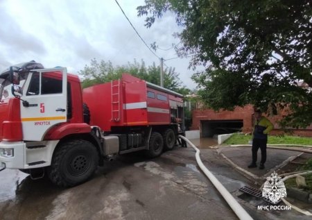 Последствия ливневого дождя устраняют в городе Иркутске