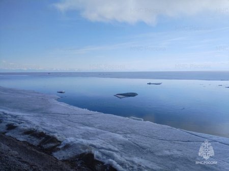 На водоемах Иркутской области происходит разрушение льда. Выход и выезд на него запрещены!