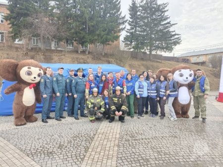 Сотрудники МЧС России и волонтеры Наццентра провели обучающее занятие для жителей Большемуртинского района