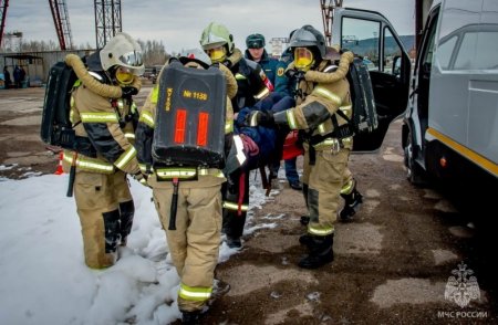 Спасатели и пожарные МЧС России Железногорска тренировались ликвидировать последствия ДТП