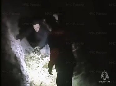 Спасатели МЧС России помогли мужчине спуститься со скалы на Большой Байкальской тропе Спасатели МЧС России помогли мужчине спуститься со скалы на Большой Байкальской тропе